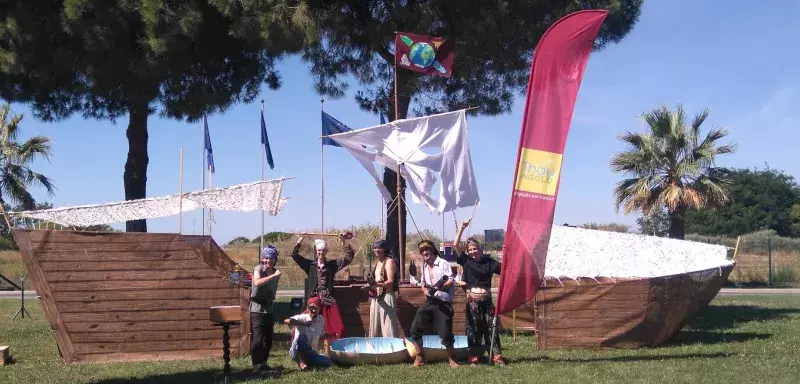 "Mille milliard de détritus ! Tremblez poubelles trop remplies et emballages mal triés, les pirates du Recycleur ont débarqué !" (© Thau Agglo)