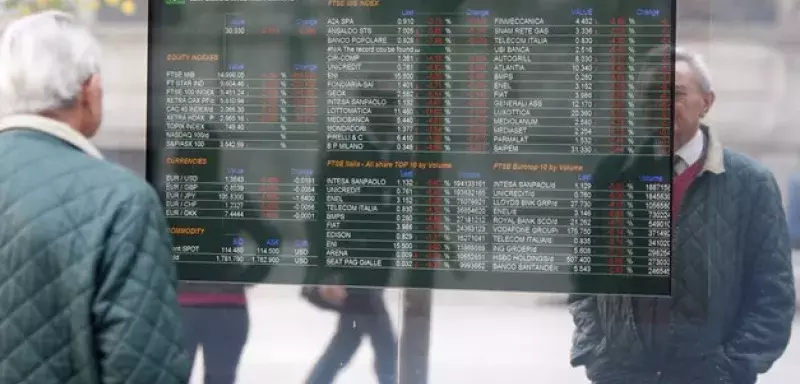 Un Italien observe les cours de la bourse (DR)