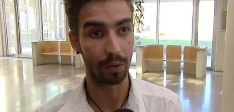 Casti aura du attendre près de 4 ans pour pouvoir enfin voir les images d'une violence policière disproportionnée filmée par la vidéo-surveillance le soir où il a perdu son oeil, suite à un tir de flash-ball. (Capture d'écran France 3) Casti aura du attendre près de 4 ans pour pouvoir enfin voir les images d'une violence policière disproportionnée filmée par la vidéo-surveillance le soir où il a perdu son oeil, suite à un tir de flash-ball. (Capture d'écran France 3)