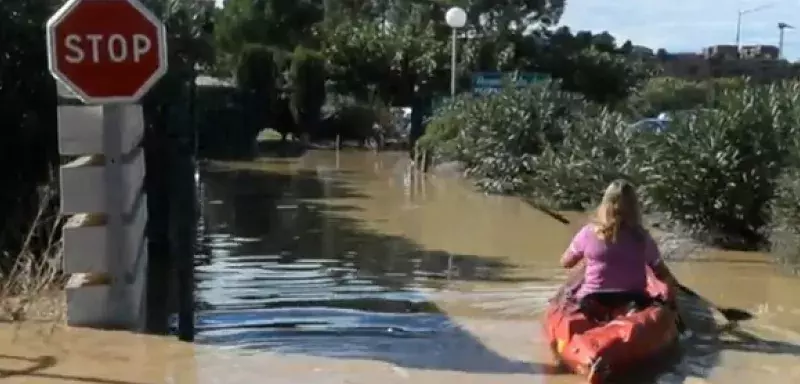 Maisons entourées d’eaux jusqu’à hauteurs des rangées de boîtes aux lettres, moteurs de voitures dans l’eau, le canoë-kayak devient un moyen de locomotion à Mèze, dans l'Hérault. ( Capture d'écran Vidéo Midi Libre)