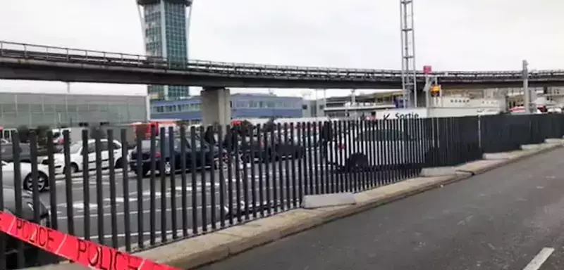 Direct Live Vidéo : Opération de police en cours à l’aéroport d’Orly-Sud où un homme a été abattu. (©  Brut) Direct Live Vidéo : Opération de police en cours à l’aéroport d’Orly-Sud où un homme a été abattu. (©  Brut)