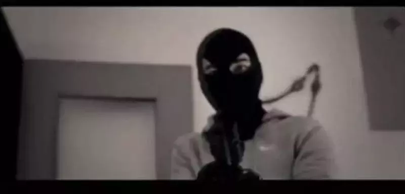 Le jeune homme, retrouvé carbonisé le week-end dernier, avait joué, dans un clip de rap, le rôle d'un petit dealer, exécuté puis brûlé par les patrons du réseau. (Capture d'écran du clip)