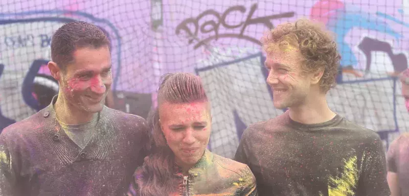 Le président et fondateur du Refuge, Nicolas Noguier, à gauche, aux côtés des jeunes du Refuge dans le clip. (DR)