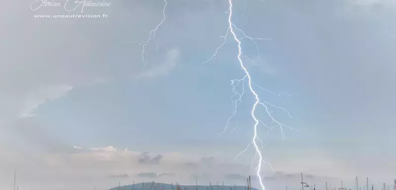 Ce samedi matin à 8h35, l’impact de foudre ramifié a frappé à quelques dizaines de mètres du quartier du Barrou à Sète (© Florian Ambrosino)