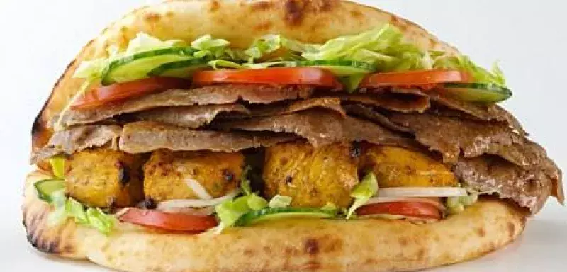 Alors que Robert Ménard veut refuser la création de nouveaux kebabs dans le centre-ville de Béziers, un internaute propose une toute autre sauce pour 2016 et fait beaucoup d’émules. (© Festival International du Kebab/Facebook) Alors que Robert Ménard veut refuser la création de nouveaux kebabs dans le centre-ville de Béziers, un internaute propose une toute autre sauce pour 2016 et fait beaucoup d’émules. (© Festival International du Kebab/Facebook)