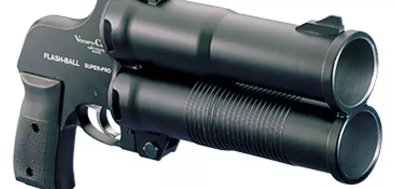 L’histoire du supportérisme bégaye encore avec un nouveau tir de Flash-Ball décoché ce 13 février 2016 contre un supporter de Bastia 1905 qui a perdu son œil annonce le groupe ultra... L’histoire du supportérisme bégaye encore avec un nouveau tir de Flash-Ball décoché ce 13 février 2016 contre un supporter de Bastia 1905 qui a perdu son œil annonce le groupe ultra...