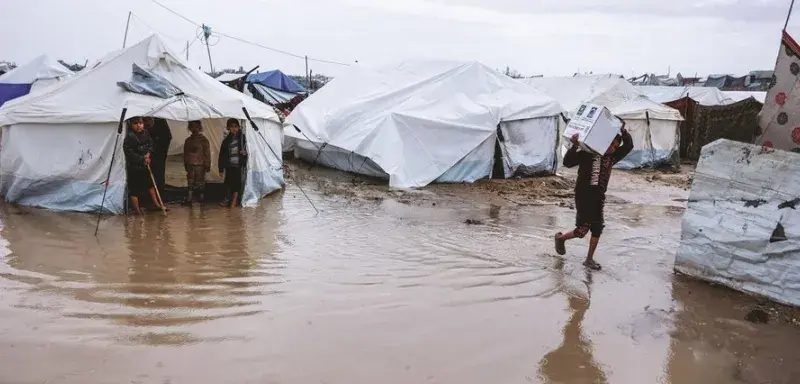 Dix pays, dont la France et le Royaume‑Uni, alertent sur la situation humanitaire « catastrophique » à Gaza, alors qu’Israël menace d’interdire certaines ONG dès 2026.