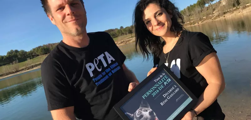 Plus grande organisation au monde œuvrant pour les droits des animaux, PETA a distingué Rémi Gaillard du titre de la personnalité 2016 de PETA. Plus grande organisation au monde œuvrant pour les droits des animaux, PETA a distingué Rémi Gaillard du titre de la personnalité 2016 de PETA.