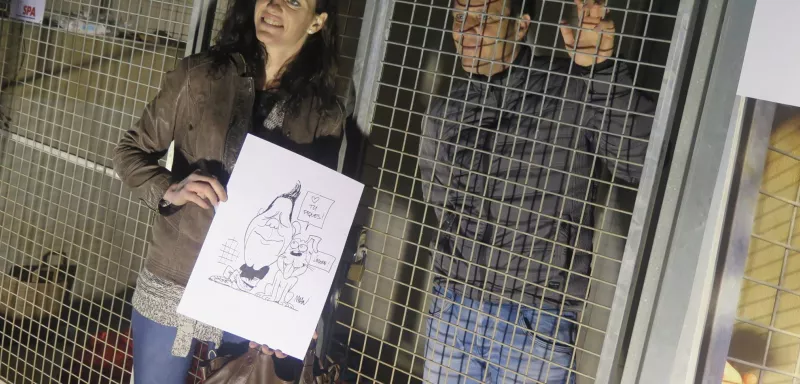 Après avoir récolté plus de 200 000 euros à l’issue de 4 jours d’enfermement "comme un chien" dans cette SPA située tout proche de la prison de Villeneuve-lès-Maguelone, et ce, avec le concours de Bravoloto, de la team dessinatrice de Sarko Hebdo et des très nombreux généreux donateurs qui ont suivi l’évènement en direct live sur Facebook, les relations sont aujourd’hui au plus bas entre Mister « N’importe qui » et la Société Protectrice des Animaux. (© Nicolas Ethève) Après avoir récolté plus de 200 000 euros à l’issue de 4 jours d’enfermement "comme un chien" dans cette SPA située tout proche de la prison de Villeneuve-lès-Maguelone, et ce, avec le concours de Bravoloto, de la team dessinatrice de Sarko Hebdo et des très nombreux généreux donateurs qui ont suivi l’évènement en direct live sur Facebook, les relations sont aujourd’hui au plus bas entre Mister « N’importe qui » et la Société Protectrice des Animaux. (© Nicolas Ethève)