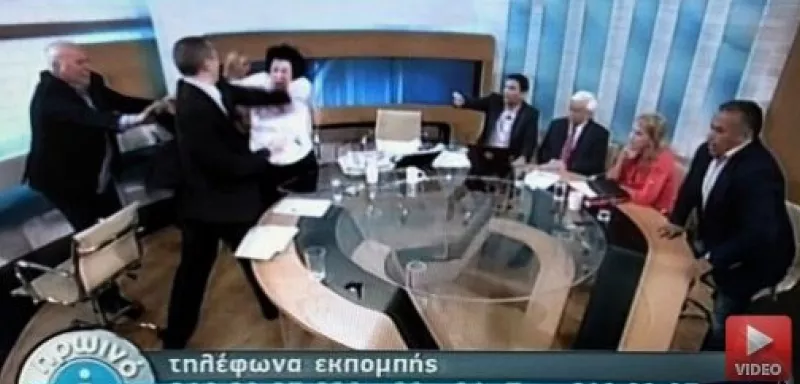 Ilias Kasidiaris a frappé une élue communiste à coups de poing et de gifles, avant de s’enfuir du plateau...