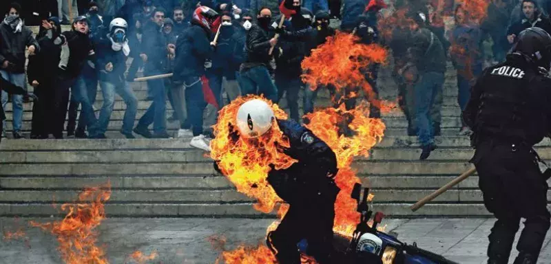 L'affiche du festival reprend un cliché de Angelos Tzortzinis pris pour l'AFP en Grèce, en pleine crise sociale, économique et financière. L'affiche du festival reprend un cliché de Angelos Tzortzinis pris pour l'AFP en Grèce, en pleine crise sociale, économique et financière.