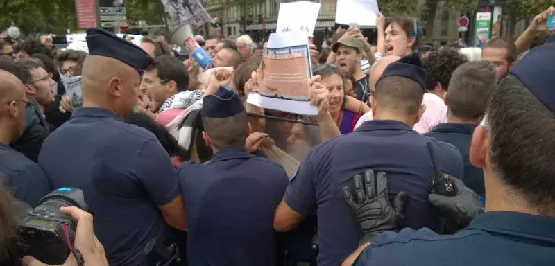 La police charge les pro Palestiniens... (DR) La police charge les pro Palestiniens... (DR)