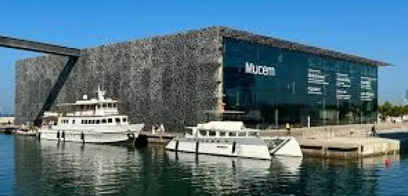 Le MUCEM à Marseille clôt 2025 avec une saison d’expositions fascinantes, mêlant astronomie, art contemporain et cultures méditerranéennes.