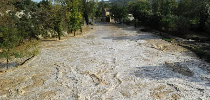 Pluies intenses, vents et neige frappent le sud de la France. La Méditerranée en vigilance à trois jours de Noël, entre inquiétude et solidarité.