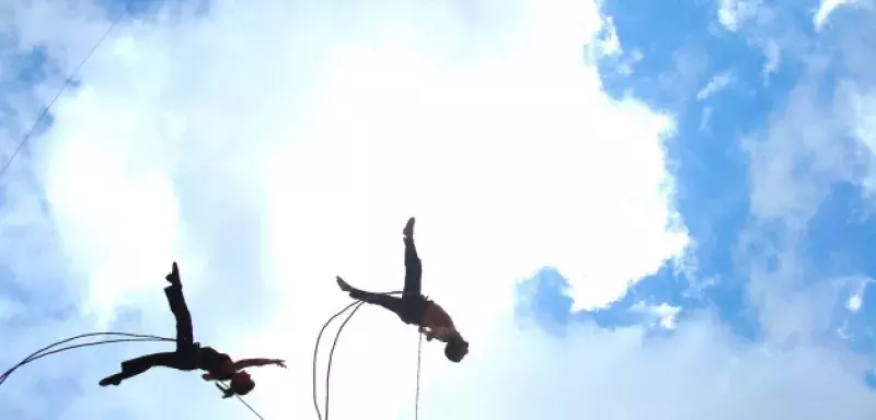 De la danse contemporaine au graffiti lumineux en passant par de la musique et des lectures, la 6ème édition de la ZAT s'annonce exceptionnelle à La Mosson. Et ensoleillée ! (© Itzizori) De la danse contemporaine au graffiti lumineux en passant par de la musique et des lectures, la 6ème édition de la ZAT s'annonce exceptionnelle à La Mosson. Et ensoleillée ! (© Itzizori)