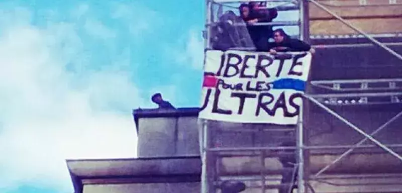 Le fiasco médiatique du Trocadéro s'est cristallisé autour de cette banderole « liberté pour les Ultras ». (© KlemiF/Twitter)
