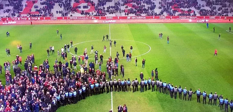 Les huées marquant les dernières secondes annonçaient un peu la couleur : celle du rouge et du sang. (Capture d'écran BeinSports)