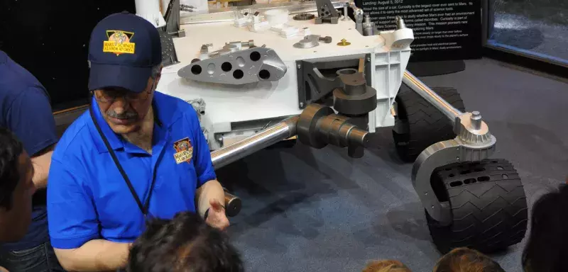 La descente du robot a eu lien en sept minutes, selon le plan prévu, à la grande joie des membres de la mission (Xinhua)  La descente du robot a eu lien en sept minutes, selon le plan prévu, à la grande joie des membres de la mission (Xinhua)