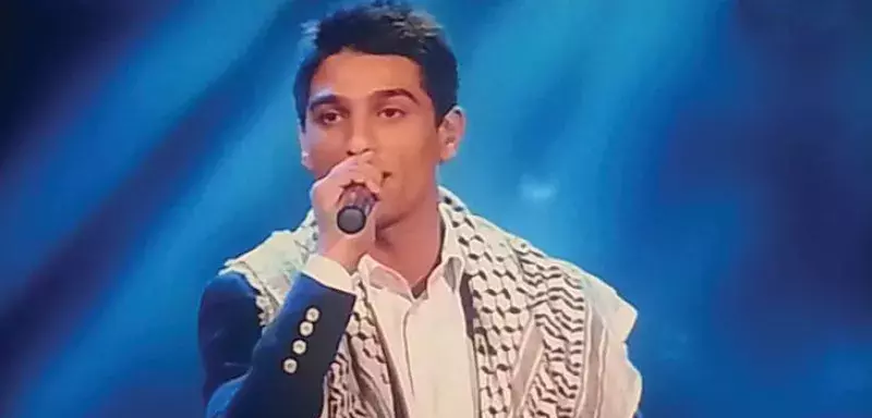 Avec son keffieh sur les épaules, Mohammad Assaf a conquis le jury et le public de “Arab Idol”. (D R)