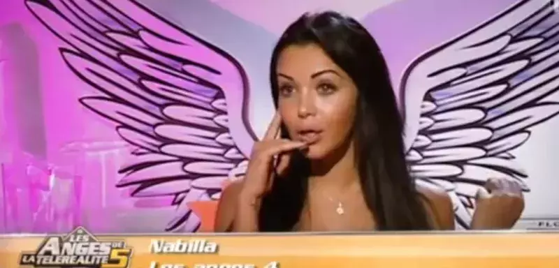 Nabilla, la télé-star des “Anges de la Télé-Réalité”, célèbre pour son “Allô, quoi ?” n’a plus de page dédiée dans Wikipédia. (D.R)   Nabilla, la télé-star des “Anges de la Télé-Réalité”, célèbre pour son “Allô, quoi ?” n’a plus de page dédiée dans Wikipédia. (D.R)