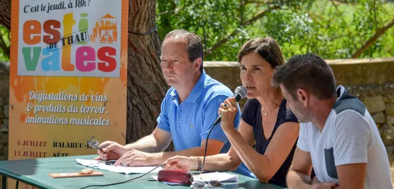 Yves Michel, délégué au développement économique, Eliane Rosay, déléguée à la politique du tourisme et Michel Garcia, délégué élégué aux activités agricoles et viticoles, ont présenté la 3e édition des Estivales de Thau au domaine de Domaine de Creyssel, à Mèze. (© CABT)