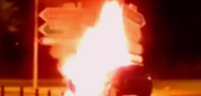 "En quinze minutes, les trois quarts de la voiture étaient cramés", raconte l'auteur de la vidéo.