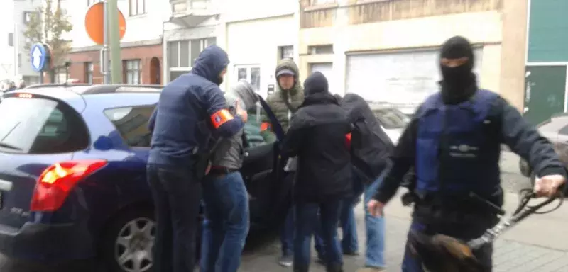 Après l'interpellation laborieuse d'une personne à Molenbeek en Belgique, le siège se poursuit rue Delaunoy pour retrouver Salah Abdeslam. (Sandor Zsiros/Twitter) Après l'interpellation laborieuse d'une personne à Molenbeek en Belgique, le siège se poursuit rue Delaunoy pour retrouver Salah Abdeslam. (Sandor Zsiros/Twitter)