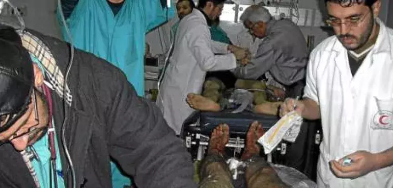 chaque jour, des ambulanciers ramènent des êtres humains calcinés ou ensanglantés, qui vont mourir quelques heures plus tard sur leur civière... (DR)