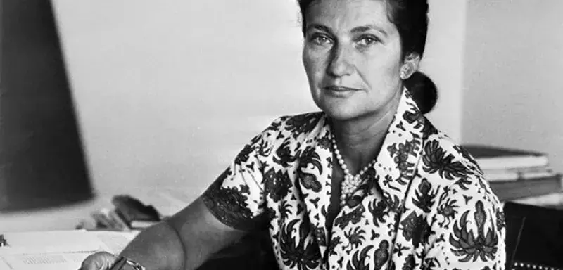 Grande femme politique française rescapée de la Shoah, Simone Veil a porté la voix des femmes de la France, tout au long de sa vie.  Grande femme politique française rescapée de la Shoah, Simone Veil a porté la voix des femmes de la France, tout au long de sa vie.