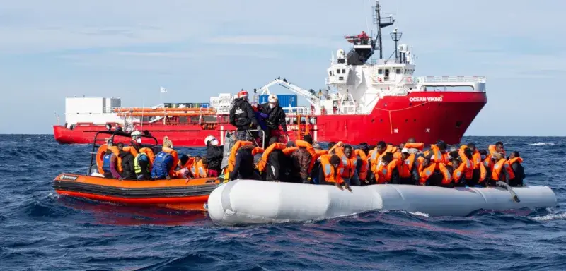 L’Europe des chiffres contre l’Europe des consciences Les dirigeants européens aiment rappeler que « la Méditerranée n’est pas une passoire ». Cette formule, devenue slogan, illustre la dérive d’un projet continental autrefois fondé sur l’universalité des droits. En 2015, au plus fort de la crise migratoire, Bruxelles parlait de solidarité et de protection. En 2026, elle parle de résilience et de souveraineté. Entre les deux, la peur électorale et le poids des populismes ont fait leur œuvre.  La chute des a