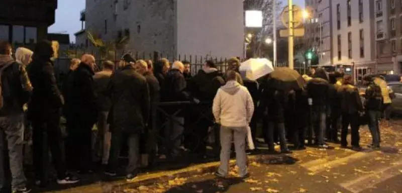 DR : des résidents algériens, l'association Algériens des deux rives et leurs amis "Adraa " avaient porté De graves accusations sur les agissements humiliants, les offenses et le racket qui seraient pratiqués par des agents de la représentation. des résidents algériens, l'association Algériens des deux rives et leurs amis "Adraa " avaient porté De graves accusations sur les agissements humiliants, les offenses et le racket qui seraient pratiqués par des agents de la représentation.