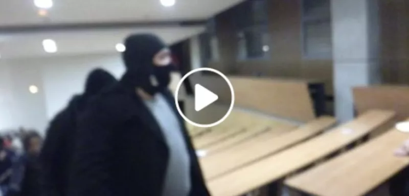 Philippe Pétel, doyen de la faculté de droit de Montpellier, a ouvert les portes au violent groupuscule, selon le témoignage d'une étudiante. Philippe Pétel, doyen de la faculté de droit de Montpellier, a ouvert les portes au violent groupuscule, selon le témoignage d'une étudiante.