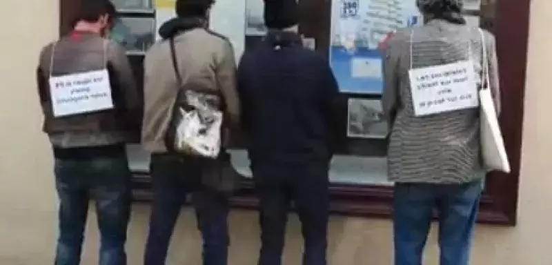 "PS, la coupe est pleine soulageons-nous !", c’était l’un des slogans du collectif "Les pisseurs de Sète" mobilisé hier pour uriner devant la Fédération socialiste sétoise... "PS, la coupe est pleine soulageons-nous !", c’était l’un des slogans du collectif "Les pisseurs de Sète" mobilisé hier pour uriner devant la Fédération socialiste sétoise...