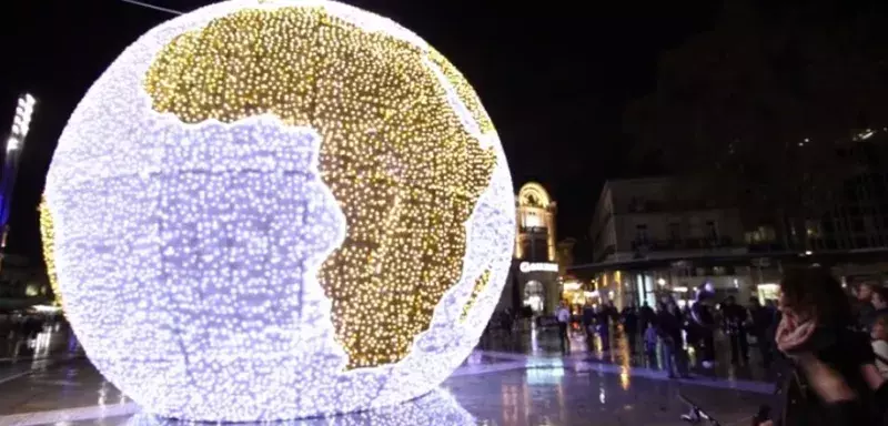 La mappemonde est constituée de 65 250 points lumineux.