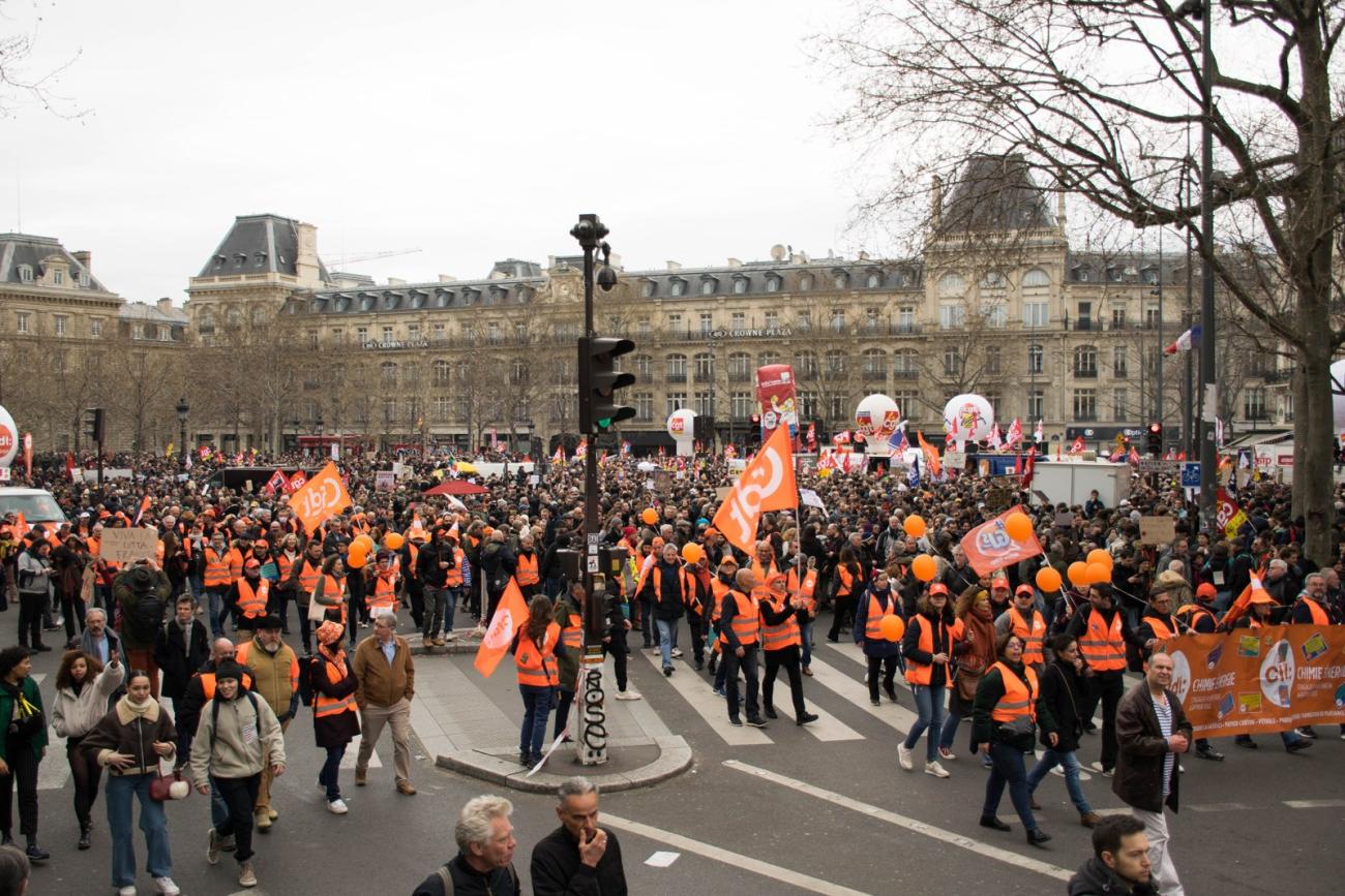 Manifestants dans une rue de Paris lors d’une manifestation contre la réforme des retraites, le 28 mars 2023