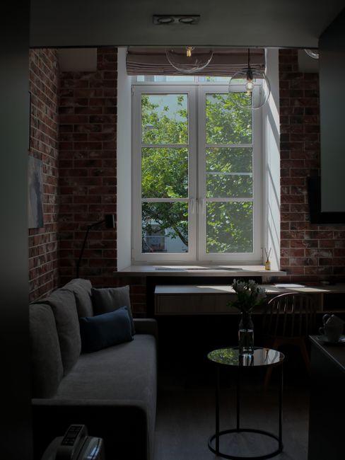 Salon lumineux avec canapé et grande fenêtre, illustration d’un logement de vacances