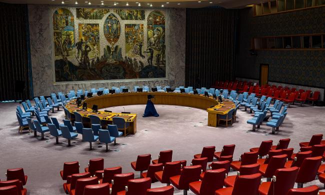 Salle du Conseil de sécurité de l'ONU, vide, avec la fresque murale et l'hémicycle