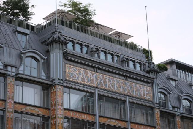 Façade Art déco d'un grand magasin parisien (La Samaritaine, image d'illustration)