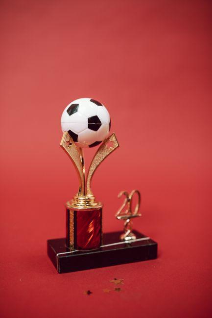Trophée de football doré surmonté d'un ballon