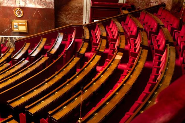 Hémicycle d'une assemblée législative avec sièges rouges