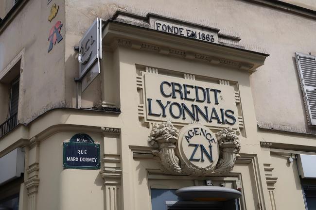 Façade d'une agence LCL à l'angle de la rue Marx-Dormoy à Paris