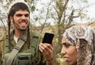 Couverture de L'Espresso montrant un colon israélien filmant une femme palestinienne en Cisjordanie