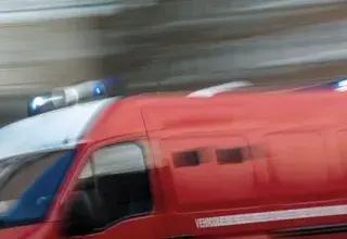 Voiture stationnée en plein soleil pendant un épisode de canicule