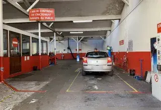 Aire de contrôle d'un centre de contrôle technique automobile avec un véhicule en cours d'inspection