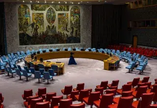 Salle du Conseil de sécurité de l'ONU, vide, avec la fresque murale et l'hémicycle