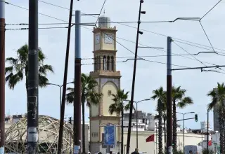 La tour de l'horloge de Casablanca, au Maroc, entourée de palmiers