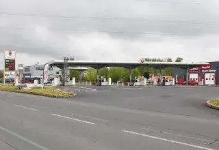 Station-service Hyper U à Cusset (Allier), avec ses pompes sous auvent et son panneau de prix des carburants