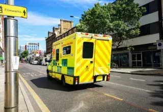 Ambulance du NHS devant un hôpital britannique
