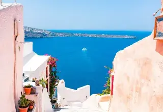 Vue panoramique de Santorin en Grèce avec ses maisons blanches et dômes bleus