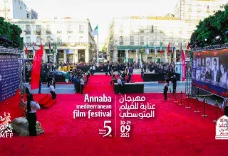 Tapis rouge du Festival du film méditerranéen d’Annaba 2025, en Algérie, lors de la soirée d’ouverture
